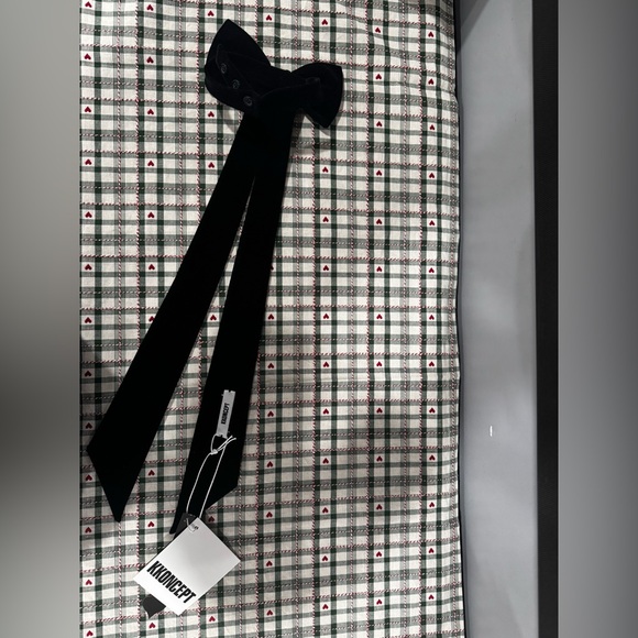 Velvet giant bow tie. Color Black. Button fasteners and adjustable. NWT. - Picture 2 of 5